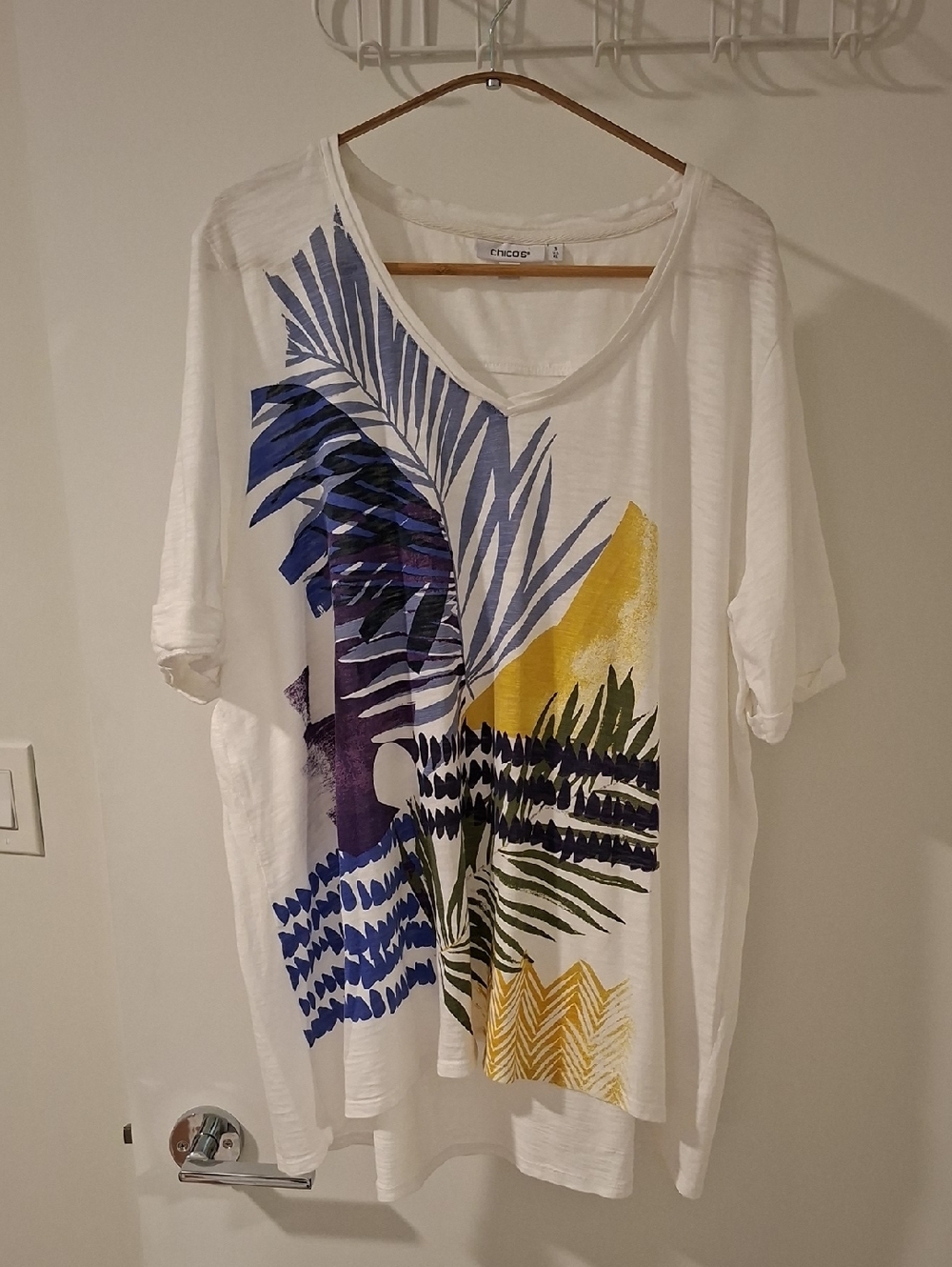 Chico's White & Tropical/Floral Print Cotton Slub V-neck Tee (Size US 3 XL)